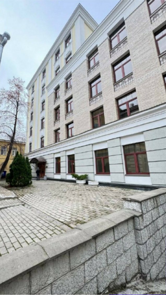 Фасад здания на Большой Полянке, 43с3: шесть этажей и двор перед входом